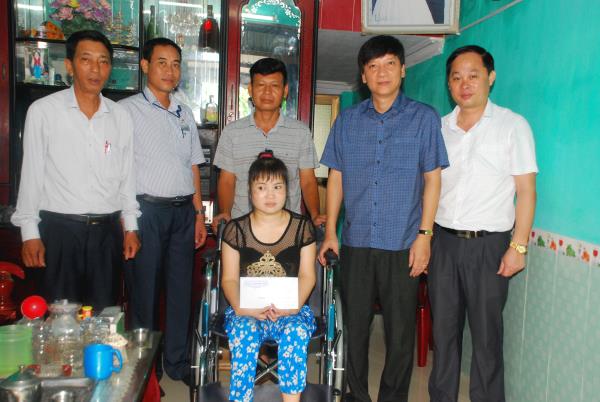 Quận Dương Kinh: Trao 37 xe lăn tặng người tàn tật 