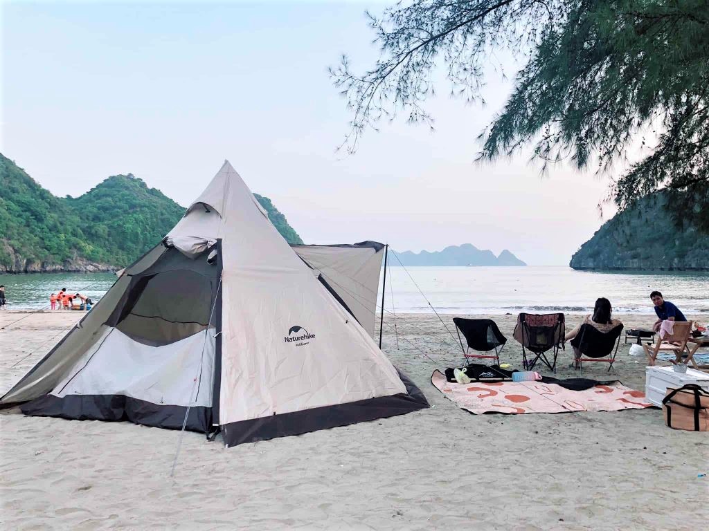 Khách cắm trại qua đêm trên bãi biển Tùng Thu