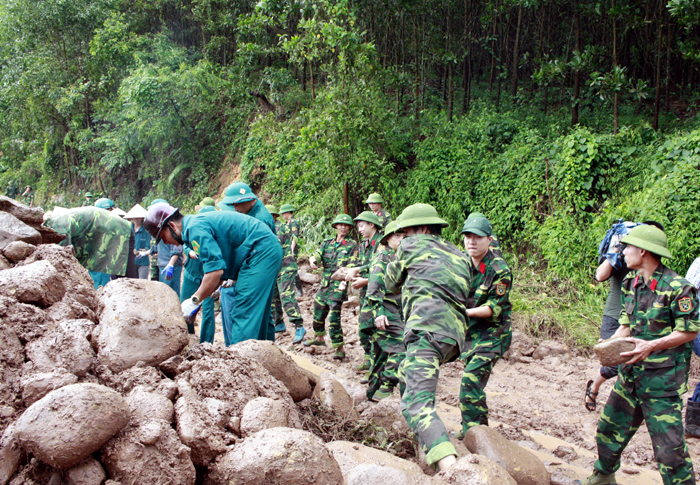 Các lực lượng chức năng huyện Ba Chẽ, Hoành Bồ khẩn trương khắc phục hậu quả.