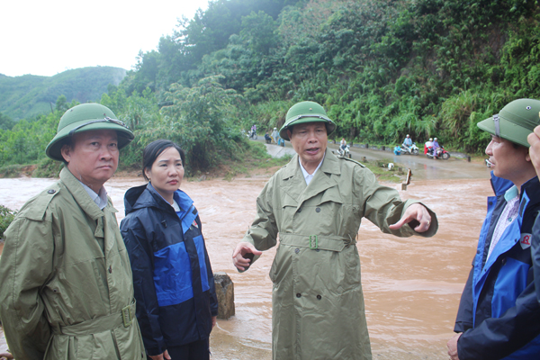 Đồng chí Nguyễn Đức Long chỉ đạo khắc phục thiệt hại mưa lũ ở huyện Hoành Bồ