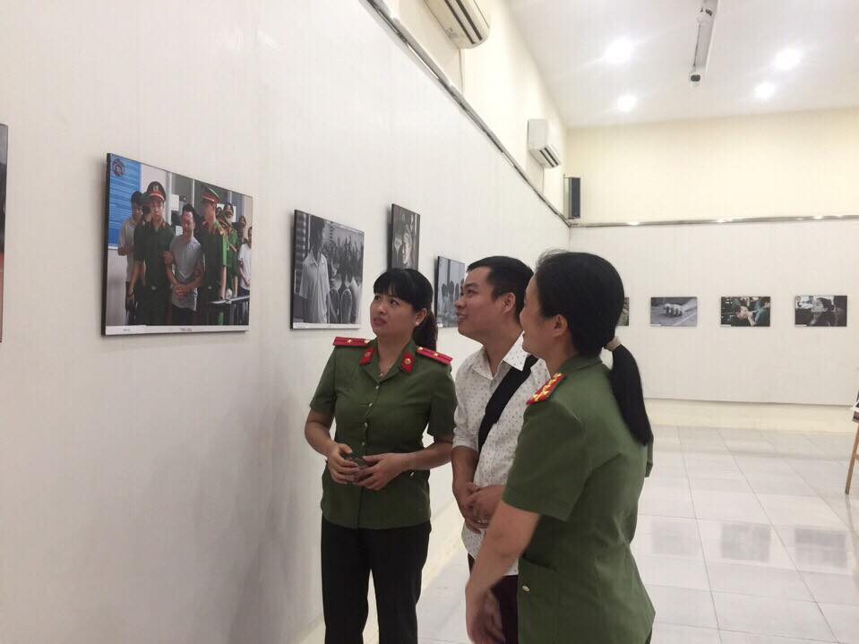 Thanh niên công an xem ''Tệ nạn ma túy, tội phạm ma túy và công tác đấu tranh với tội phạm ma túy trong thanh thiếu niên năm 2017''