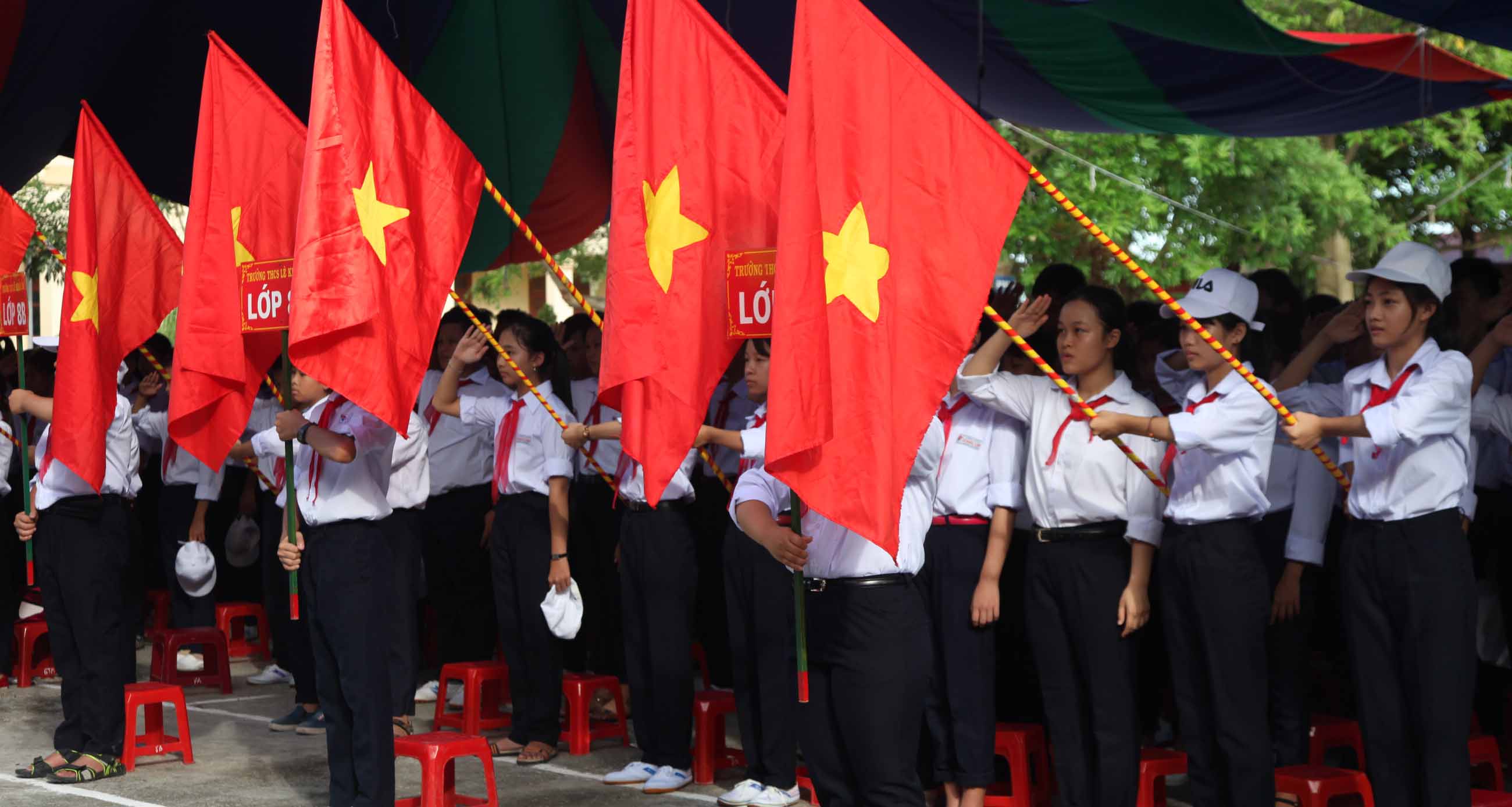Học sinh toàn trường nghiêm trang hát quốc ca trong lễ chào cờ