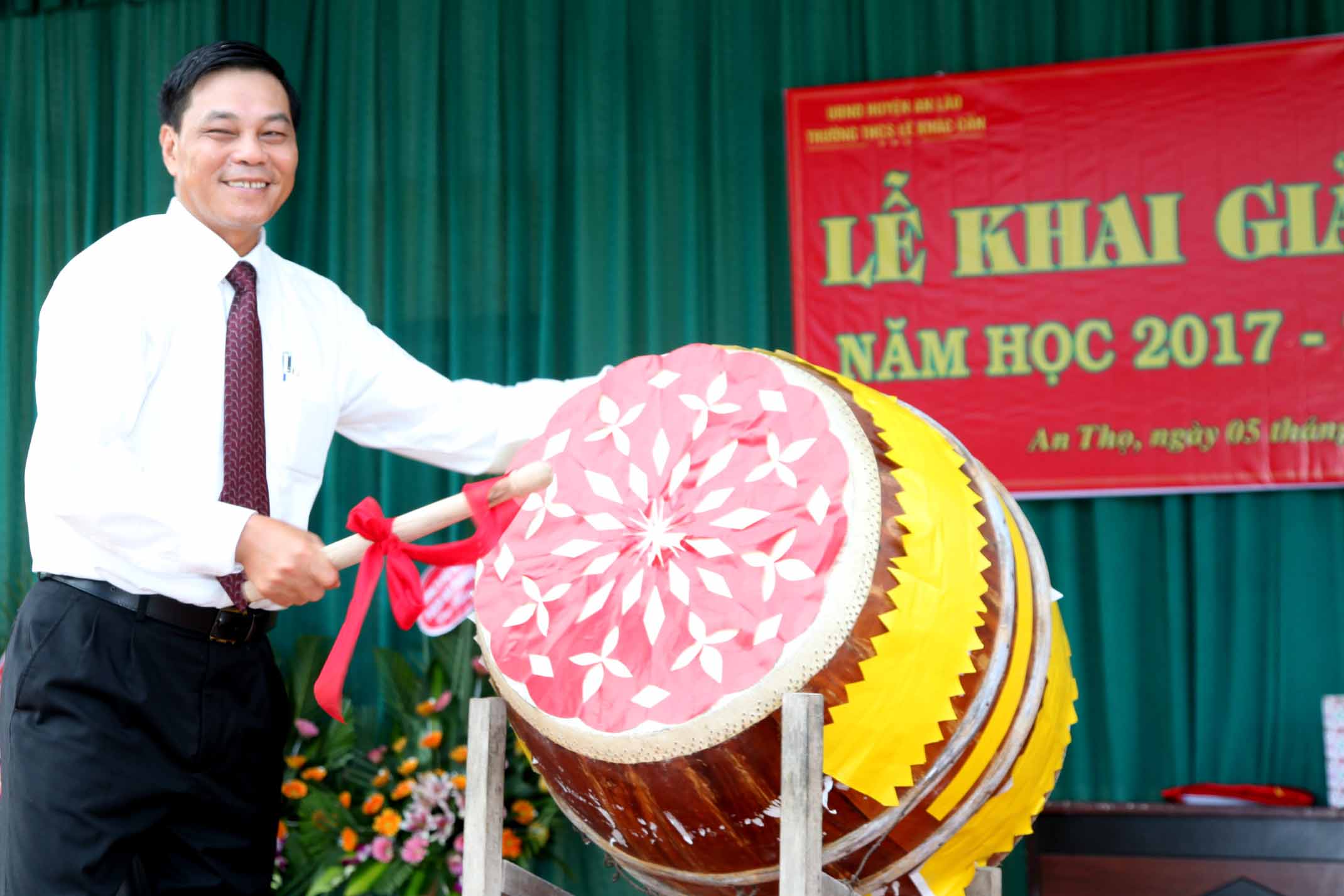 Chủ tịch UBNDTP Nguyễn Văn Tùng đánh trống khai giảng