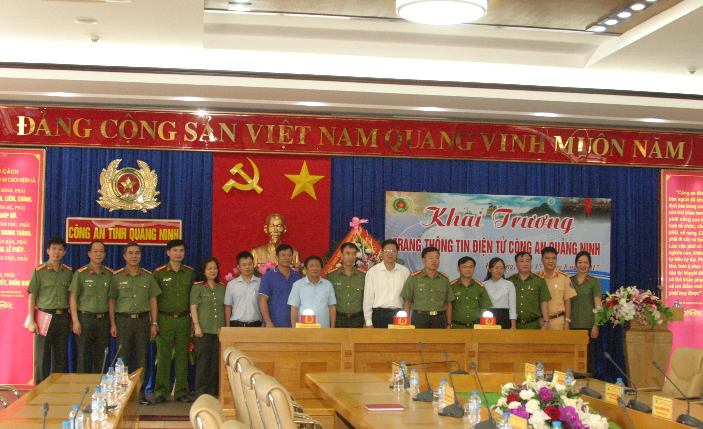 Các đại biểu chụp ảnh lưu niệm tại Lễ khai trương Trang thông tin điện tử Công an Quảng Ninh. 