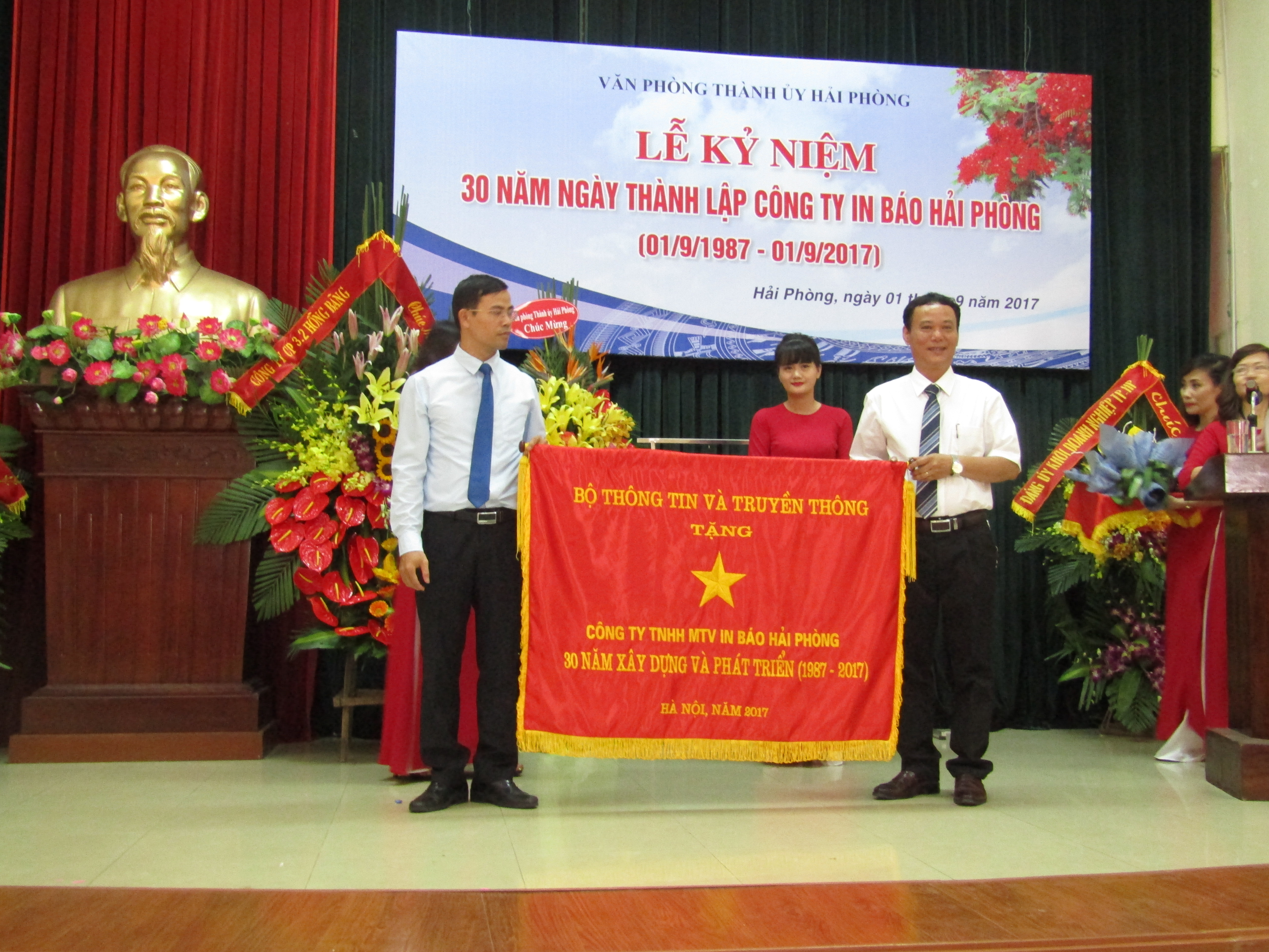 Cty In báo Hải Phòng nhận bức trướng do Bộ trưởng Bộ TTTT trao tặng 