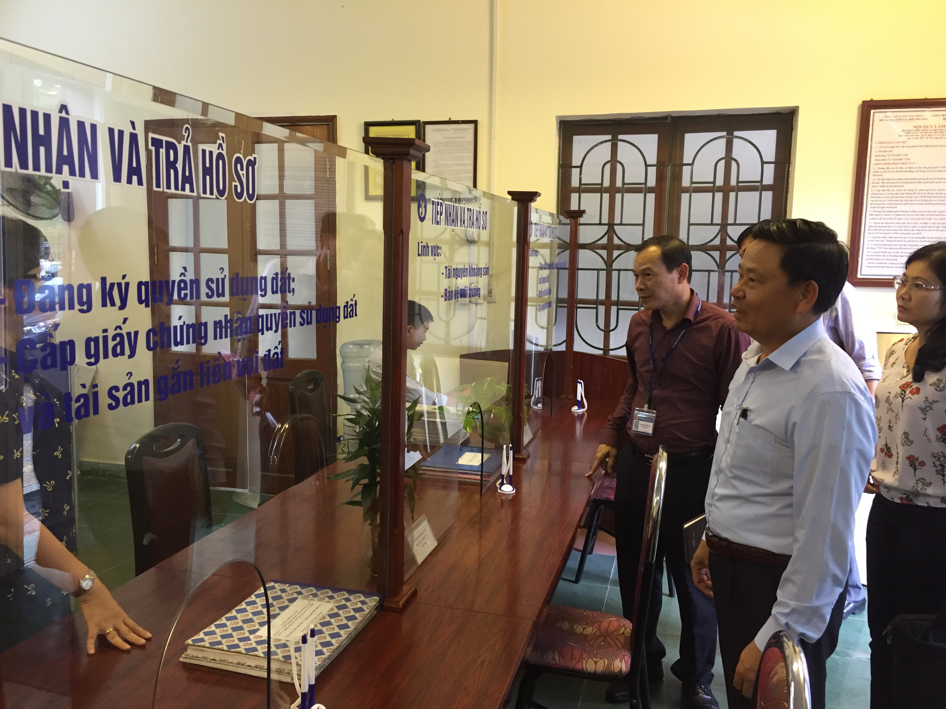 Phó Chủ tịch UBND thành phố Phạm Văn Hà kiểm tra bộ phận một cửa Sở TNMT