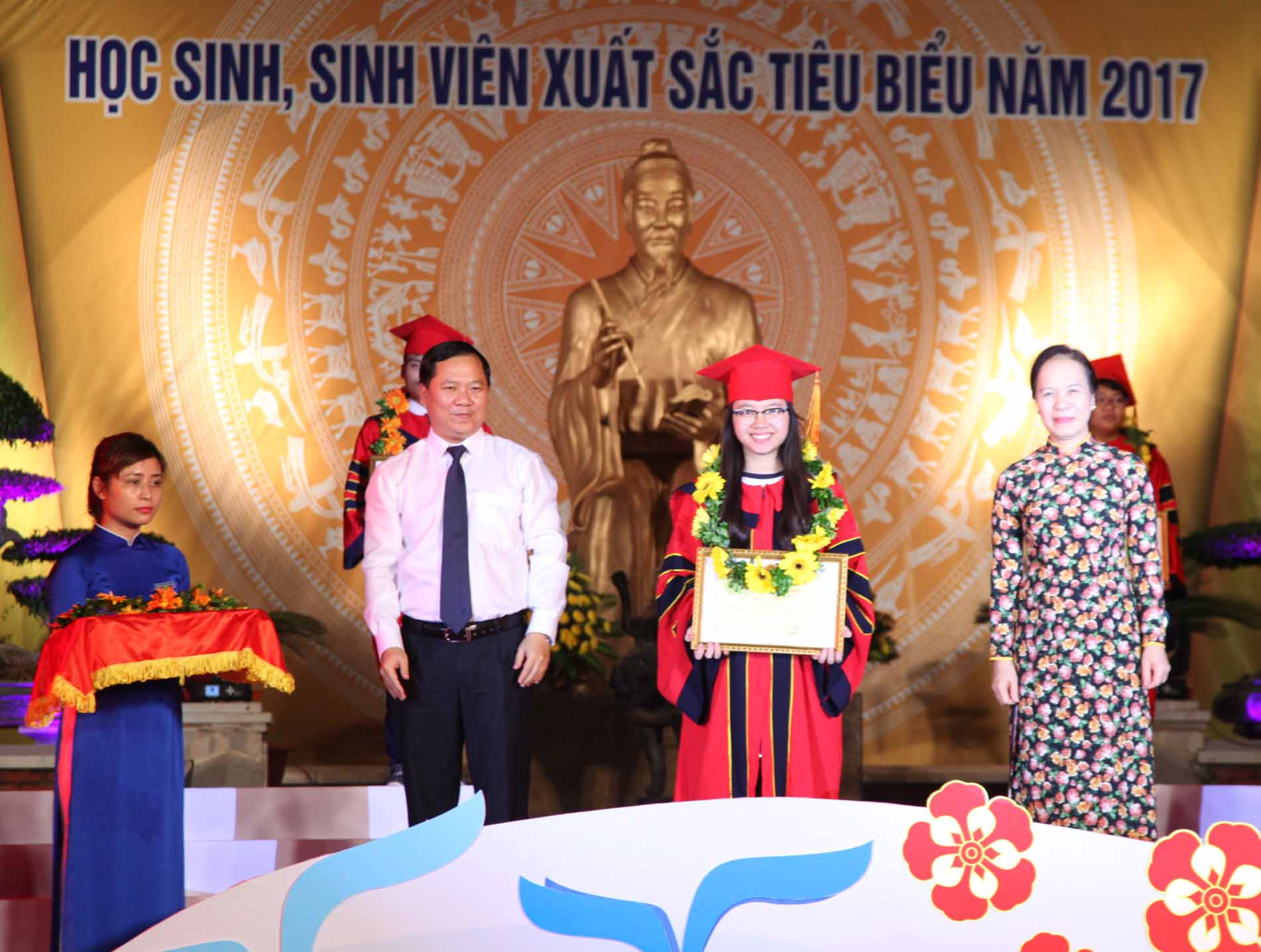 Các đồng chí Nguyễn Phi Long và Nguyễn Thị Nghĩa trao thưởng cho các HSSV tiêu biểu