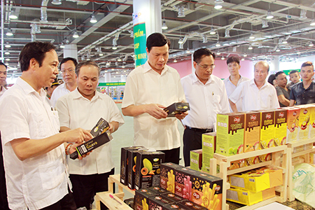 Lãnh đạo tỉnh Quảng Ninh và Bộ NN-PTNT thăm gian hàng tại hội chợ