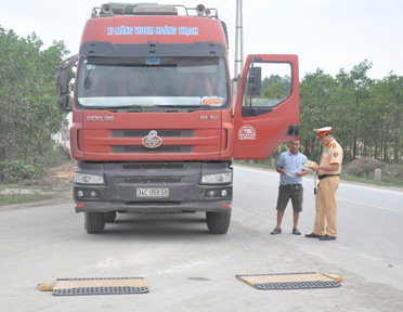 CSGT tỉnh Quảng Ninh kiểm tra tải trọng xe.