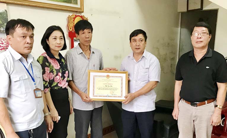  Phó Chủ tịch TP Hạ Long Vũ Hồng Sơn trao Giấy khen cho anh Nhữ Văn Hào.