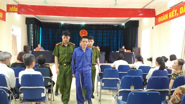 Dãn giải bị cáo Nguyễn Văn Khang. Ảnh NH