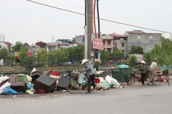 Rác chất thành đống ngay chân biển Cấm đổ rác. Ảnh NH