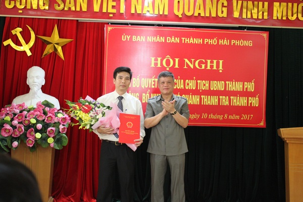 Phó Chủ tịch Thường trực UBND thành phố Nguyễn Xuân Bình trao quyết định bổ nhiệm chức vụ Phó Chánh thanh tra thành phố cho đồng chí Bùi Hùng Thiện. Ảnh NH