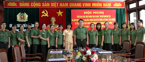 Đại tá Nguyễn Quốc Hùng - Phó giám đốc CATP chụp ảnh cùng HPN các đơn vị trong khối 