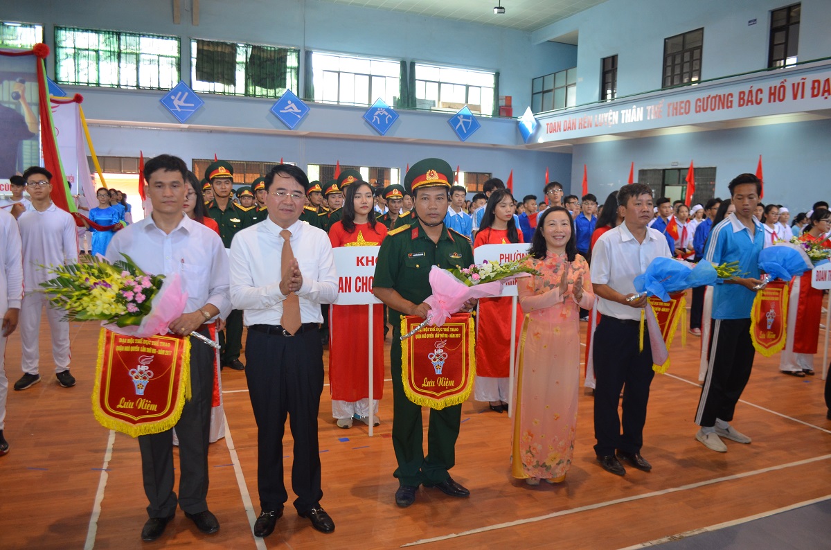 Phó Chủ tịch UBND TP Lê Khắc Nam tặng hoa và cờ lưu niệm cho các đơn vị tham gia Đại hội TDTT quận
