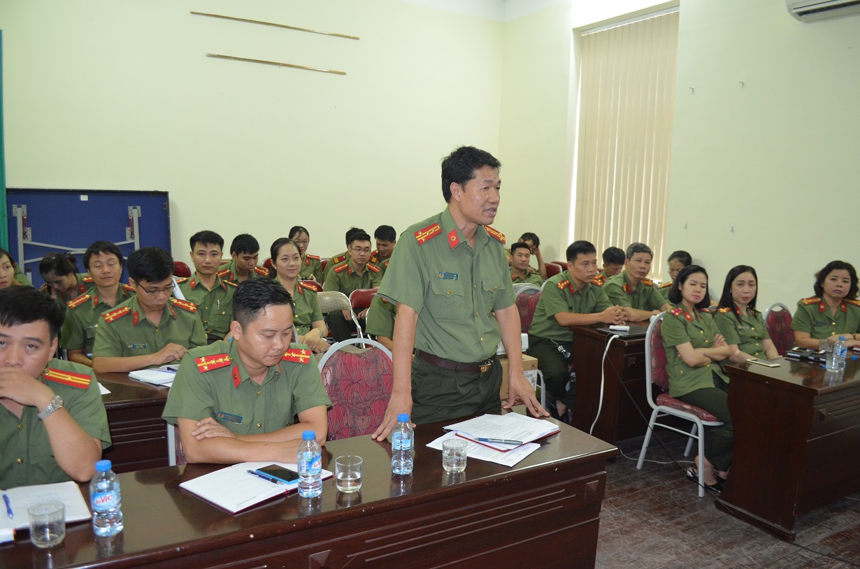 Đại tá Vũ Đức Thành, Trưởng Phòng PA83 góp ý với các tham luận tại tọa đàm