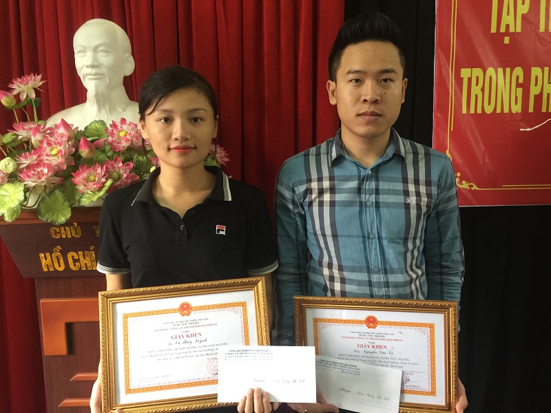 Chị Vũ Thúy Quỳnh và anh Nguyễn Văn Vũ nhận giấy khen của Giám đốc CATP