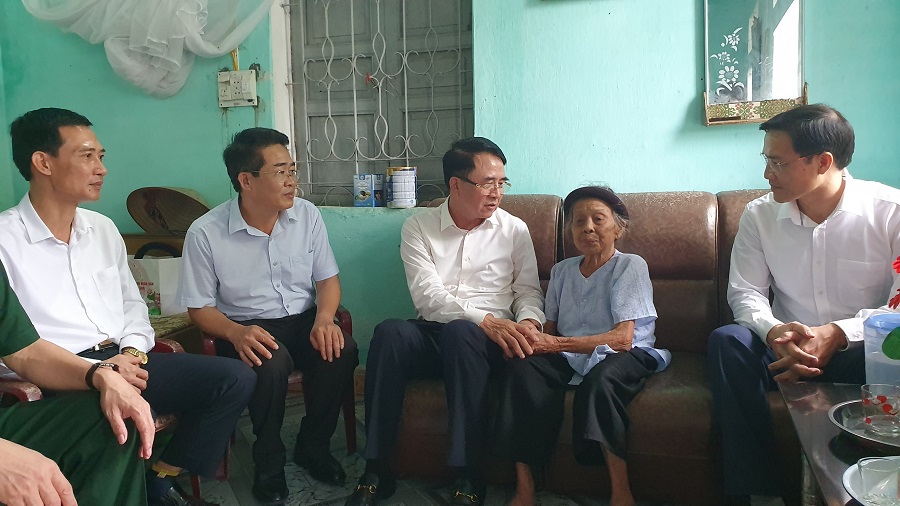 Đồng chí Lê Khắc Nam- Phó Chủ tịch UBND thành phố ân cần hỏi thăm sức khỏe mẹ 