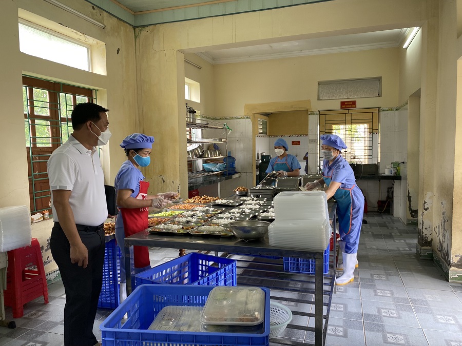 Bếp ăn bán trú thuộc Trường tiểu học Quang Phục đang phục vụ 400 học sinh nhà trường 
