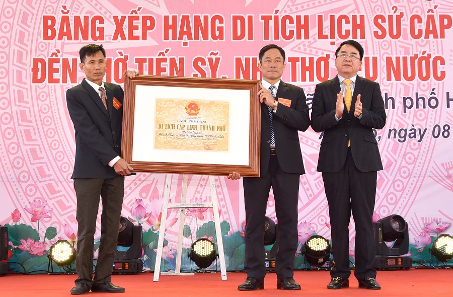 Phó Chủ tịch UBND TP Lê Khắc Nam trao bằng công nhận di tích lịch sử Đền thờ tiến sỹ, nhà thơ yêu nước Lê Khắc Cẩn 	