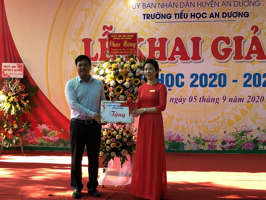 Đồng chí Lương Thế Quý- Phó Chủ tịch UBND huyện An Dương trao quà động viên nhà trường trong dịp khai giảng năm học mới
