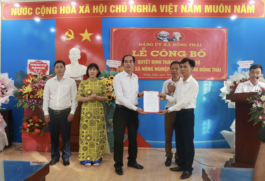 Lãnh đạo Đảng ủy xã Đồng Thái trao quyết định thành lậpChi bộ Hợp tác xã Nông nghiệp và Xây dựng Đồng Thái  