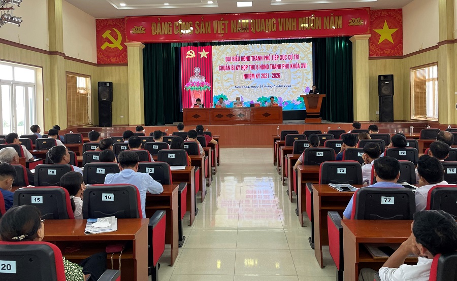 Quang cảnh buổi tiếp xúc cử tri tại huyện Tiên Lãng 