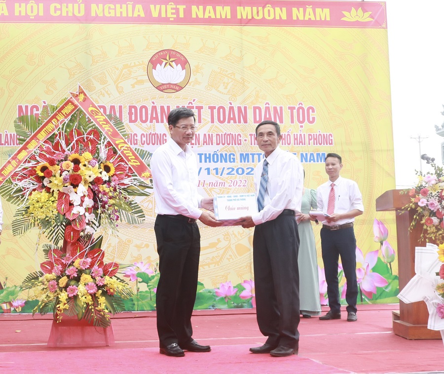 Đồng chí Lê Anh Quân- Phó Chủ tịch Thường trực UBND thành phố tặng quà chúc mừng nhân dân làng Đồng Dụ