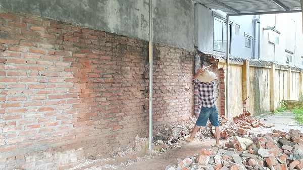 Công nhân tiến hành phá dỡ từng đoạn tường nghiêng của Trường Tiểu học An Đồng (xã An Đồng, An Dương) 