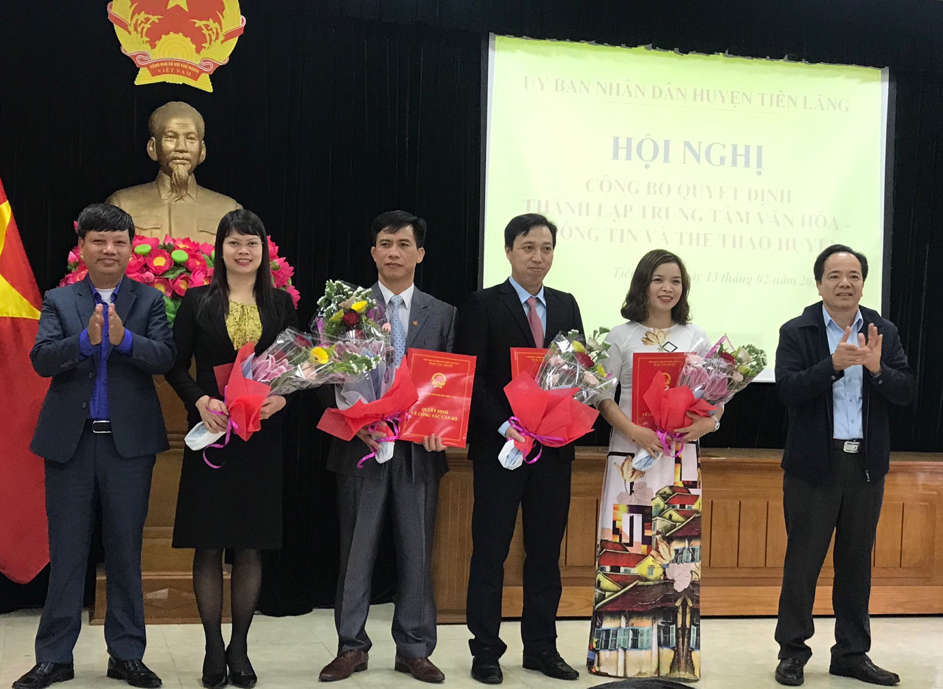 00-	Lãnh đạo UBND huyện Tiên Lãng tặng hoa chúc mừng ban giám đốc trung tâm 