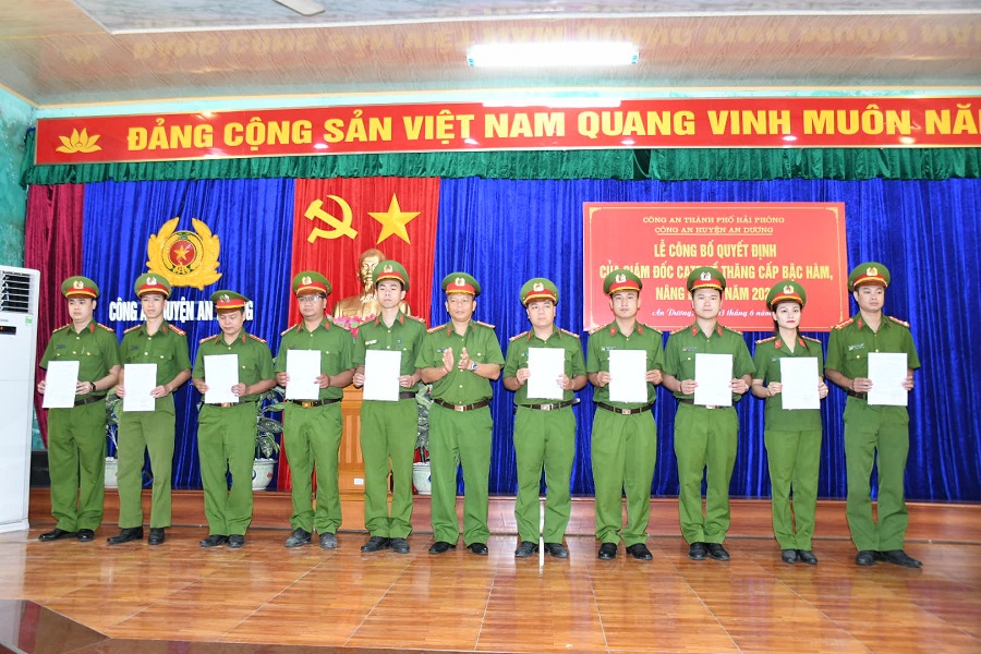 Đồng chí Thượng tá Võ Xuân Trọng- Trưởng CAH An Dương trao các quyết định của Giám đốc CATP cho các đồng chí Phó trưởng CAX 