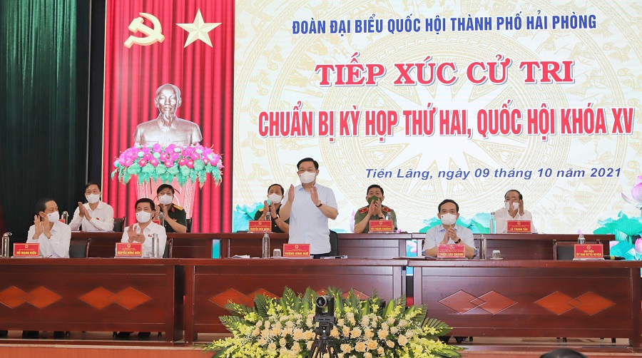 Đồng chí Vương Đình Huệ, Ủy viên Bộ Chính trị, Chủ tịch Quốc hội cùng các đại biểu Quốc hội thành phố Hải Phòng tiếp xúc cử tri huyện Tiên Lãng
