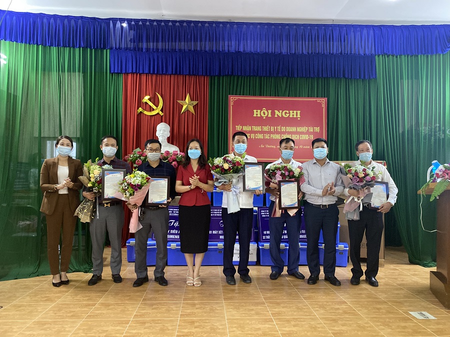 Đại diện lãnh đạo huyện An Dương tặng hoa và thư cảm ơn tới các doanh nghiệp 