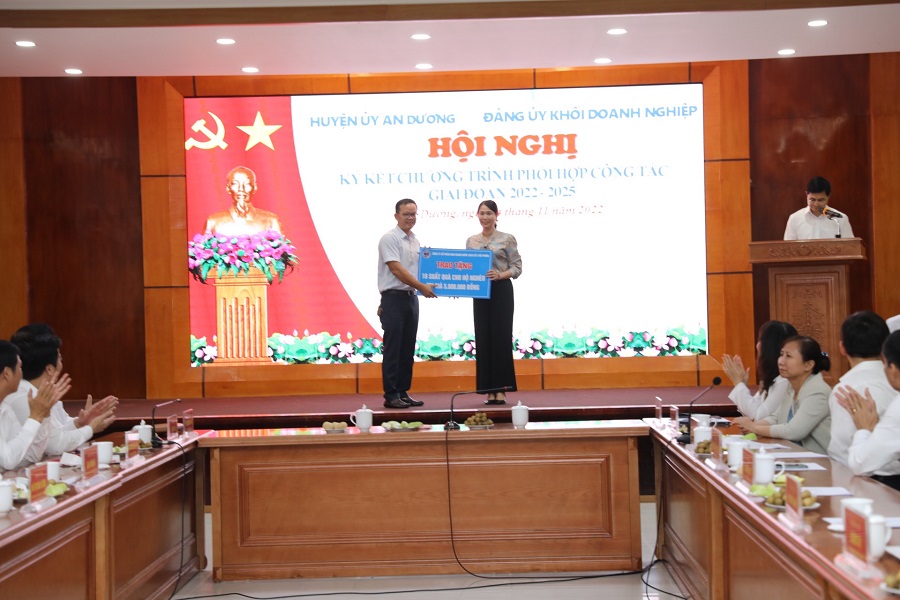 Huyện An Dương tiếp nhận hỗ trợ nhiều phần quà các đơn vị tặng Quỹ  vì người nghèo huyện