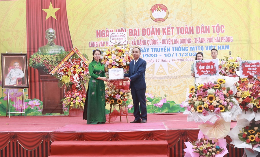 Đồng chí Trần Thị Quỳnh Trang, Thành ủy viên, Bí thư Huyện ủy An Dương tặng quà tập thể Trường THCS An Hưng trong