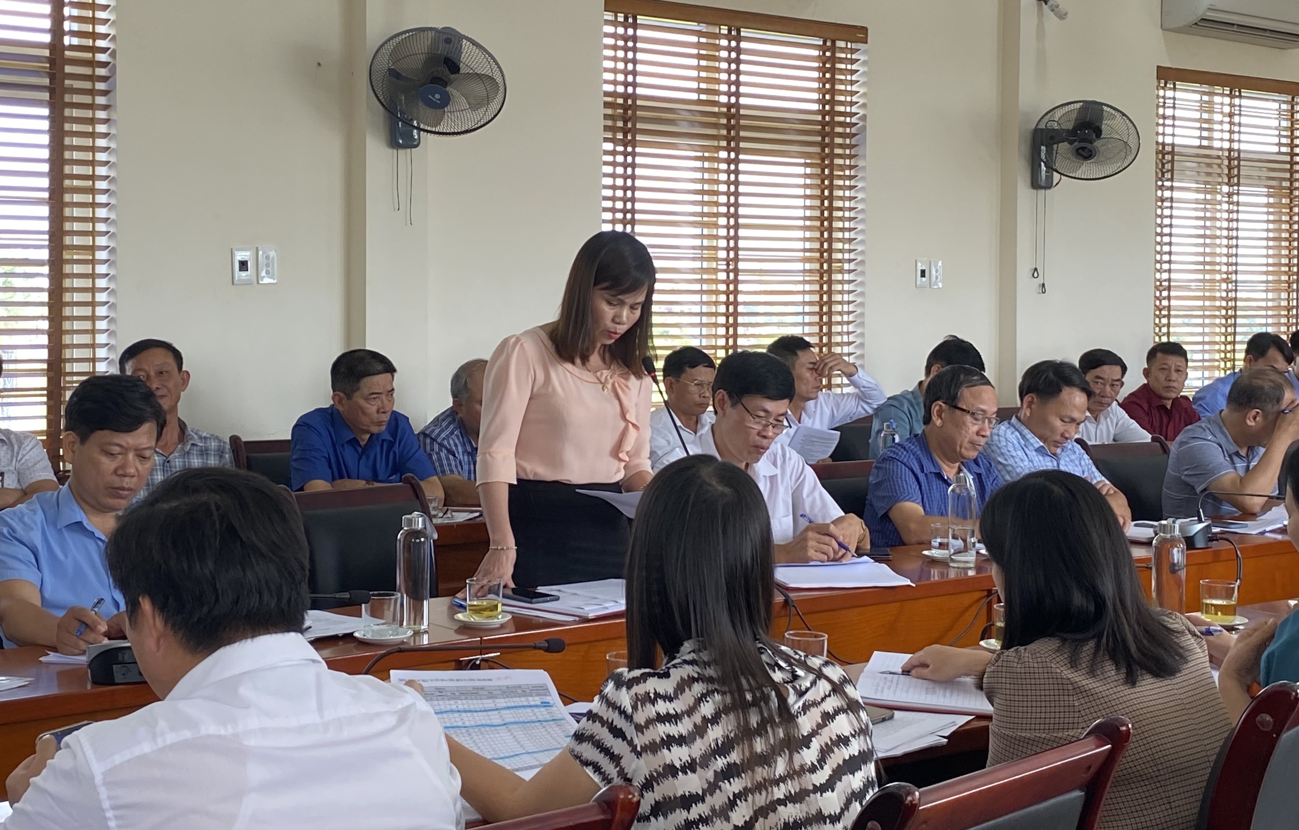 Đồng chí Nguyễn Thị Xuân- Trưởng phòng Nông nghiệp và phát triển Nông thôn phát biểu công tác xây dựng nông thôn mới trên địa bàn