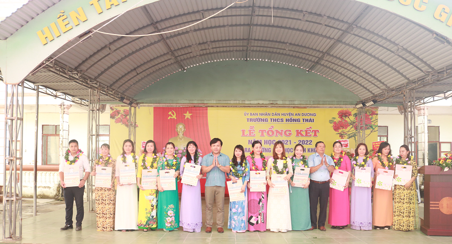 Các đồng chí: Nguyễn Văn Kế, Bí thư Đảng ủy xã cùng các đồng c