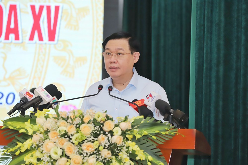 Đồng chí Vương Đình Huệ, Ủy viên Bộ Chính trị, Chủ tịch Quốc hội trao đổi với cử tri huyện Tiên Lãng