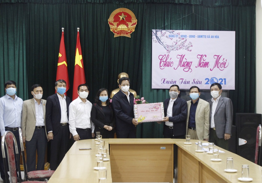 Đồng chí Lê Anh Quân- Phó Chủ tịch UBND TP tặng quà cho xã An Hòa, huyện An Dương