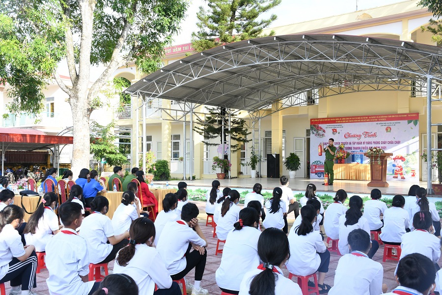Buổi tuyên truyền về PCCC thu hút đông giáo viên và học sinh Trường THCS Lê Lợi tham dự 