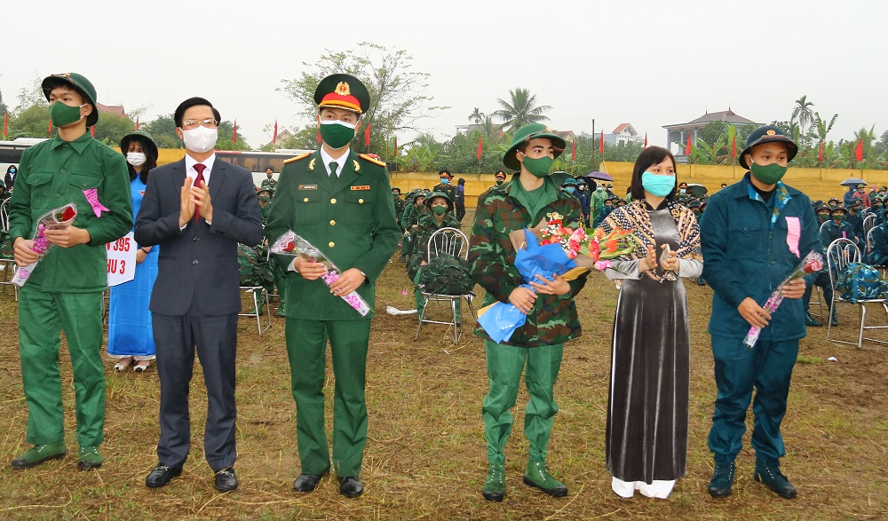 01-	Đồng chí Phạm Văn Lập, Ủy viên Ban Thường vụ Thành ủy, Chủ tịch HĐND thành phố và đồng chí Phạm Tuyên Dương, Bí thư Huyện ủy Vĩnh Bảo, trao hoa tặng đại diện thanh niên lên đường nhập ngũ