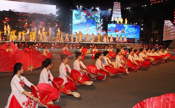 Lễ Hội Hoa Phượng Đỏ thu hút sự quan tâm đông đảo của nhân dân và du khách