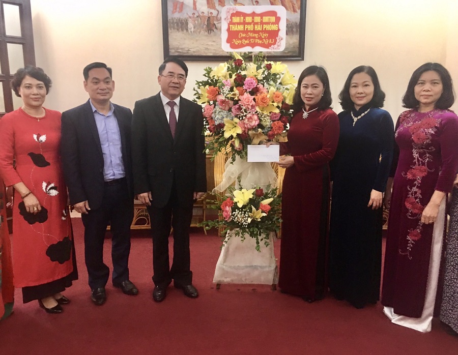 Phó Chủ tịch UBND thành phố Lê Khắc Nam tặng hoa chúc mừng Hội LHPN thành phố