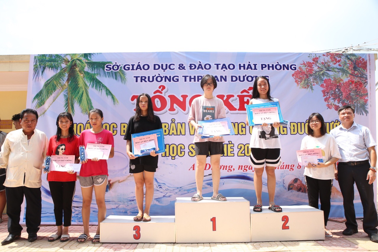 Lãnh đạo Trung tâm bơi lặn Biển Đông cùng trường THPT An Dương trao giải cho các VĐV 