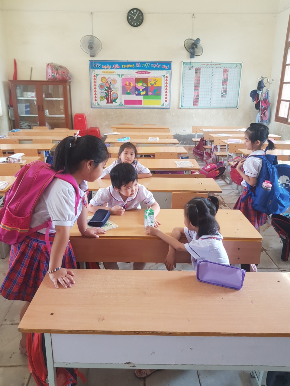 Các em học sinh không ăn bán trú được nghỉ ngơi ngay tại phòng học của Trường tiểu học An Hưng 