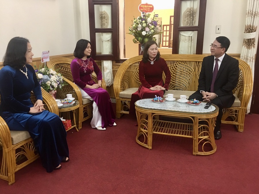 Phó Chủ tịch UBND thành phố Lê Khắc Nam thăm hỏi chúc mửng đội ngũ cán bộ Hội LHPN thành phố nhân dịp kỷ niệm 111 năm Ngày Quốc tế Phụ nữ 8/3.
