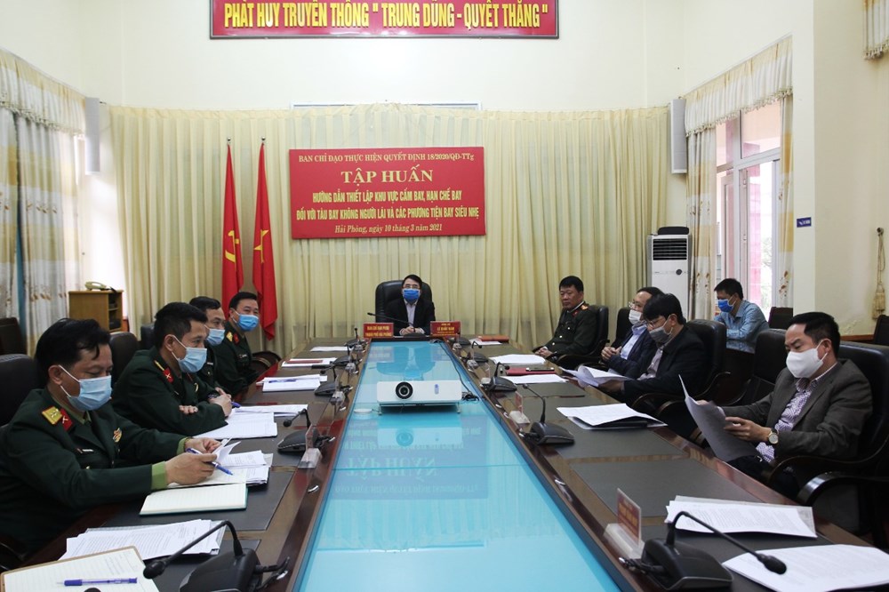 Phó Chủ tịch UBND thành phố Lê Khắc Nam, Trưởng ban Ban Chỉ đạo Phòng không nhân dân thành phố chủ trì tại điểm cầu Hải Phòng.