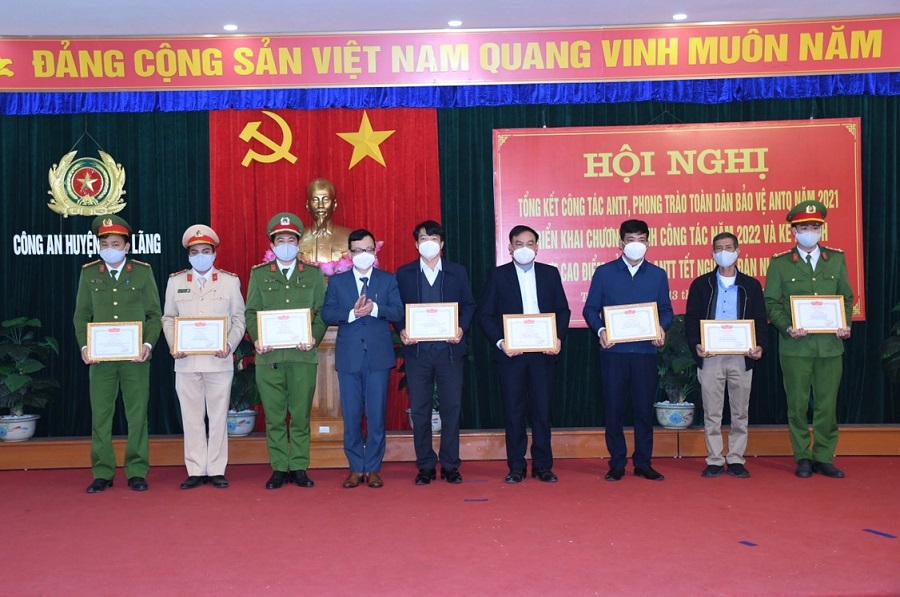 Chủ tịch UBND huyện Tiên Lãng Bùi Đình Cương trao giấy khen tặng các tập thể, cá nhân có thành tích trong công tác PCCC và TTATGT