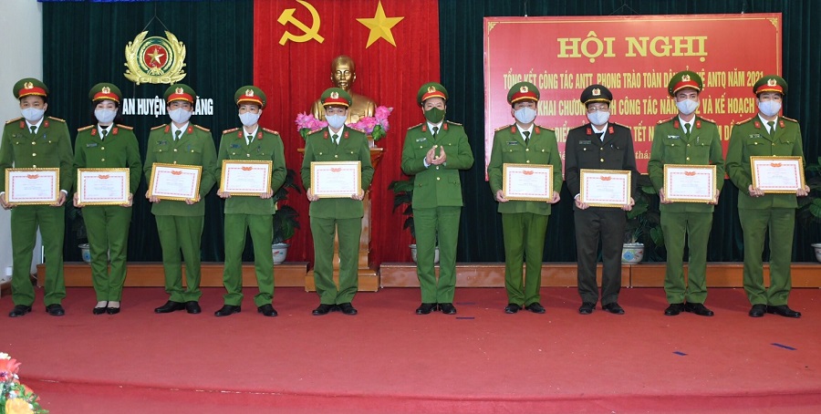 Đại tá Lê Nguyên Trường- Phó Giám đốc CATP tặng giấy khen cho các cá nhân đạt danh hiệu Chiến sĩ thi đua năm 2021  