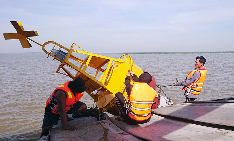 Cơ quan chức năng tiến hành thả phao tiêu tại khu vực quy hoạch nuôi ngao trên biển của huyện Tiên Lãng 